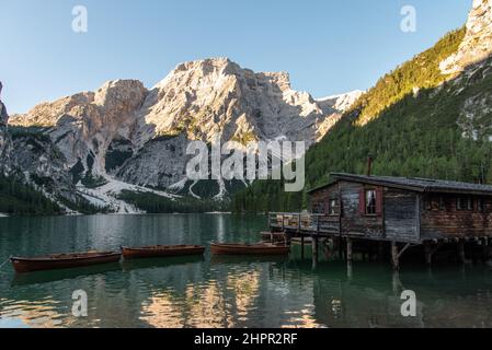 September 2021, Naturpark Fanes-Sennes-Prags, Panorama des Dolomitensees und Ruderboote Stockfoto