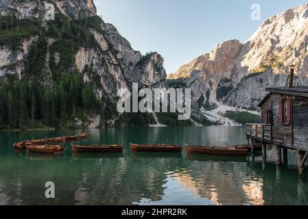 September 2021, Naturpark Fanes-Sennes-Prags, Panorama des Dolomitensees und Ruderboote Stockfoto