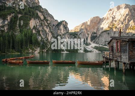 September 2021, Naturpark Fanes-Sennes-Prags, Panorama des Dolomitensees und Ruderboote Stockfoto