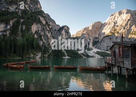 September 2021, Naturpark Fanes-Sennes-Prags, Panorama des Dolomitensees und Ruderboote Stockfoto