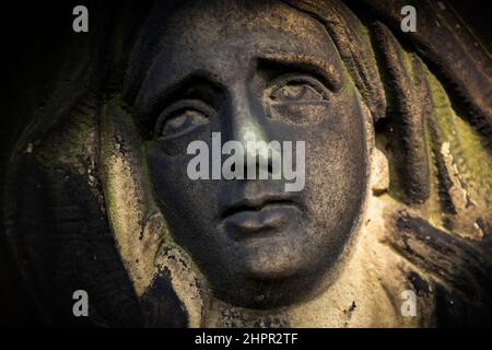 Fragment einer alten Statue der Jungfrau Maria. Vintage-Skulptur der traurigen Frau in Trauer (Religion, Glaube, Leiden, Liebeskonzept) Stockfoto