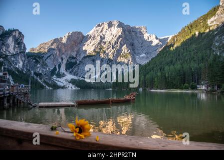 September 2021, Naturpark Fanes-Sennes-Prags, Panorama des Dolomitensees und Ruderboote Stockfoto