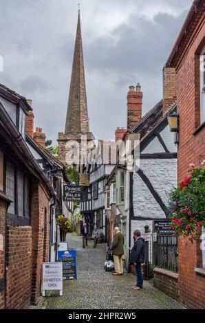 Straßenszene, in der historischen Church Lane, Ledbury, Herefordshire, Großbritannien; Kopfsteinpflaster und Fachwerkgebäude Stockfoto