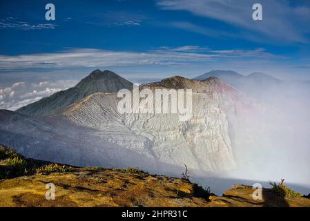 Der Krater kann von Osten oder Westen aus mit allen Arten von Fahrzeugen erreicht werden, aber der zweite Teil der Reise umfasst eine Entfernung von 3 km zu Fuß (jun Stockfoto