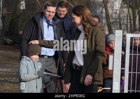 Die Herzogin von Cambridge während ihres Besuchs im Stenurten Forest Kindergarten in Kopenhagen, Dänemark, am zweiten Tag eines zweitägigen Arbeitsbesuchs bei der Royal Foundation Center for Early Childhood. Bilddatum: Mittwoch, 23. Februar 2022. Stockfoto