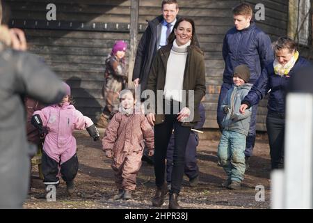 Die Herzogin von Cambridge während ihres Besuchs im Stenurten Forest Kindergarten in Kopenhagen, Dänemark, am zweiten Tag eines zweitägigen Arbeitsbesuchs bei der Royal Foundation Center for Early Childhood. Bilddatum: Mittwoch, 23. Februar 2022. Stockfoto