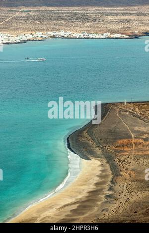 Blick auf die Insel La Graciosa mit der Stadt Caleta de Sebo, vom Aussichtspunkt Mirador de Guinate gesehen Stockfoto
