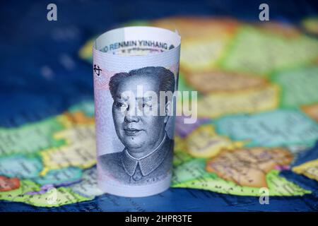 Chinese Yuan auf der Karte von Afrika kontinent. Der Handel zwischen China und den afrikanischen Ländern, Tourismus, Wirtschaft und Investitionen Stockfoto