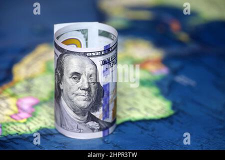 US-Dollar auf der Landkarte von Südamerika. Amerikanische Investitionen und Handel mit Lateinamerika und Brasilien, amerikanische Politik und Einfluss Stockfoto