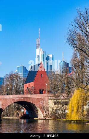 Skyline von Frankfurt am Main mit der Alten Brücke an Main Stockfoto