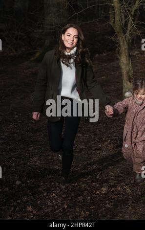 Die Herzogin von Cambridge bei einem Besuch des Stenurten Forest Kindergartens in Kopenhagen, Dänemark, am zweiten Tag eines zweitägigen Arbeitsbesuchs mit dem Royal Foundation Center for Early Childhood. Bilddatum: Mittwoch, 23. Februar 2022. Stockfoto
