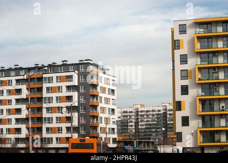 Neu erbautes Wohngebiet in der Nähe an sonnigen Tagen Stockfoto