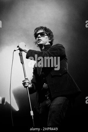 Julian Casablancas - The Strokes, V2004, Hylands Park, Chelmsford, Essex, Großbritannien - 22. August 2004 Stockfoto