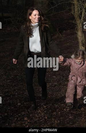 Die Herzogin von Cambridge bei einem Besuch des Stenurten Forest Kindergartens in Kopenhagen, Dänemark, am zweiten Tag eines zweitägigen Arbeitsbesuchs mit dem Royal Foundation Center for Early Childhood. Bilddatum: Mittwoch, 23. Februar 2022. Stockfoto