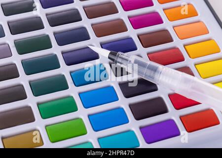 Satz Aquarellfarben, Pinsel zum Malen. Mehrfarbgeber Stockfoto