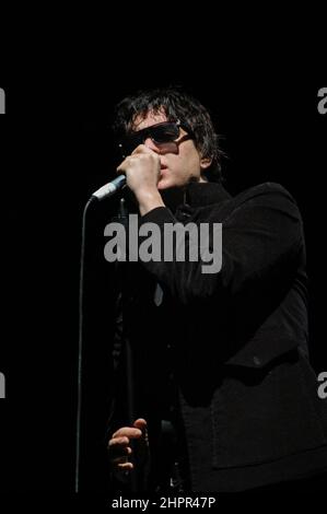 Julian Casablancas - The Strokes, V2004, Hylands Park, Chelmsford, Essex, Großbritannien - 22. August 2004 Stockfoto