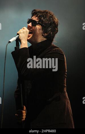 Julian Casablancas - The Strokes, V2004, Hylands Park, Chelmsford, Essex, Großbritannien - 22. August 2004 Stockfoto