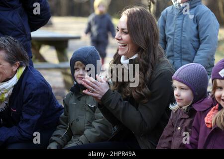 Die Herzogin von Cambridge bei einem Besuch des Stenurten Forest Kindergartens in Kopenhagen, Dänemark, am zweiten Tag eines zweitägigen Arbeitsbesuchs mit dem Royal Foundation Center for Early Childhood. Bilddatum: Mittwoch, 23. Februar 2022. Stockfoto
