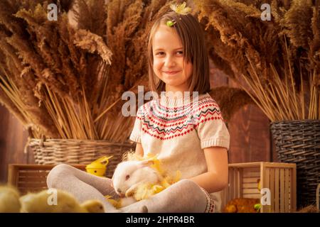 Portrait von sehr glücklich junge schöne Mädchen mit weißem Kaninchen. Osterkonzept. Stockfoto