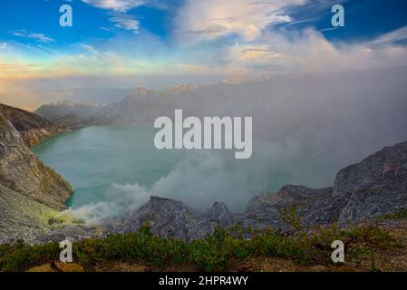 Der Krater kann von Osten oder Westen aus mit allen Arten von Fahrzeugen erreicht werden, aber der zweite Teil der Reise umfasst eine Entfernung von 3 km zu Fuß (jun Stockfoto