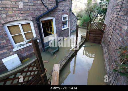 Überflutete Grundstücke neben dem Fluss Severn nach starken Winden und nassem Wetter in Ironbridge, Shropshire. Das Umweltbundesamt fordert die Gemeinden in Teilen der West Midlands und Yorkshire, insbesondere an den Fluten Severn und Ouse, dringend auf erhebliche Überschwemmungen nach starken Regenfällen des Sturms Franklin vorbereitet zu sein. Bilddatum: Mittwoch, 23. Februar 2022. Stockfoto