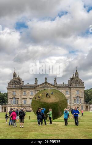 Besucher fotografieren ihre Spiegelungen im hinteren Teil des Sky Mirror von Anish Kapoor auf dem Gelände der Houghton Hall, Norfolk. Edelstahl, 2018. Stockfoto