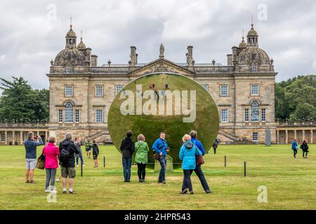 Besucher fotografieren ihre Spiegelungen im hinteren Teil des Sky Mirror von Anish Kapoor auf dem Gelände der Houghton Hall, Norfolk. Edelstahl, 2018. Stockfoto