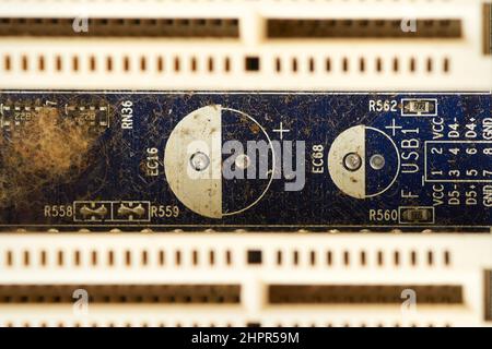 Alte Computeranlage mit Spinnennetz und Staub im Inneren. Stockfoto
