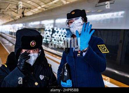 Zhangjiakou, China. 10th. Februar 2022. Arbeiter in Schutzmasken gegen COVID-19-Gesten in Zhangjiakou während der Olympischen Winterspiele 2022, China, 10. Februar 2022. Kredit: Roman Vondrous/CTK Foto/Alamy Live Nachrichten Stockfoto