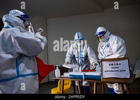 Zhangjiakou, China. 20th. Februar 2022. Gesundheitshelfer in Schutzklagen gegen COVID-19 am Testpunkt im Hotelresort in Zhangjiakou während der Olympischen Winterspiele 2022, China, 20. Februar 2022. Kredit: Roman Vondrous/CTK Foto/Alamy Live Nachrichten Stockfoto