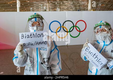 Peking, China. 21st. Februar 2022. Freiwillige in Schutzanzügen gegen COVID-19 auf dem Flughafen von Peking während der Olympischen Winterspiele 2022, China, 21. Februar 2022. Kredit: Roman Vondrous/CTK Foto/Alamy Live Nachrichten Stockfoto