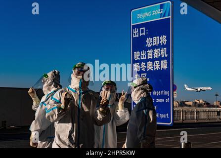 Peking, China. 21st. Februar 2022. Freiwillige in Schutzanzügen gegen COVID-19 auf dem Flughafen von Peking während der Olympischen Winterspiele 2022, China, 21. Februar 2022. Kredit: Roman Vondrous/CTK Foto/Alamy Live Nachrichten Stockfoto