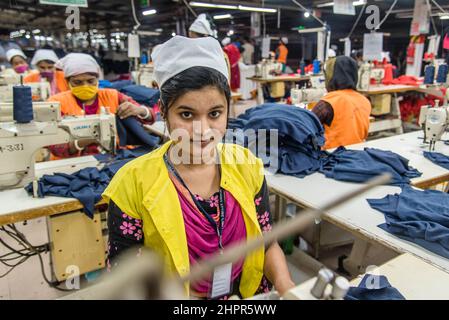 Dhaka, Dhaka, Bangladesch. 23rd. Februar 2022. Die Ready-Made-Garment-Industrie (RMG) ist ein Hauptpfeiler dieser wirtschaftlichen Erfolgsgeschichte: Bangladesch ist heute einer der größten Bekleidungsexporteure der Welt, wobei der RMG-Sektor 84 Prozent der Exporte Bangladeschs ausmacht. (Bild: © Mustasinur Rahman Alvi/ZUMA Press Wire) Stockfoto