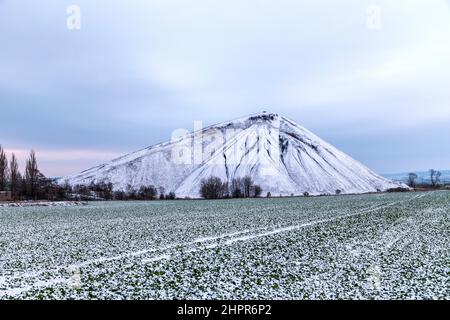 Haufen Aushub im Winter Landschaft in Thüringen, Deutschland Stockfoto