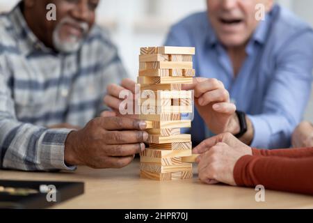 Aus mehreren Rassen ältere Menschen, die zu Hause Jenga spielen Stockfoto