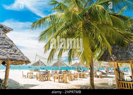 Restaurant auf dem Sand mit Palmen. Sansibar, Tansania Stockfoto