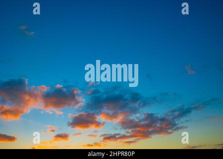 Hintergrund bei Sonnenuntergang. Orange Wolken und Sonnenuntergang Himmel mit Kopierraum. Stockfoto