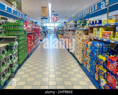 Fossano, Italien - 22. Februar 2022: Regale Lebensmittel in erschwinglichen Preisen in einem italienischen Discountmarkt Eurospin Stockfoto