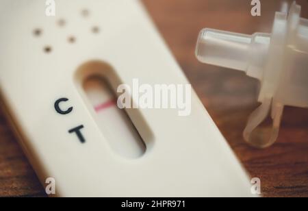 Negativer Antigenschnelltest auf Coronavirus. Stockfoto