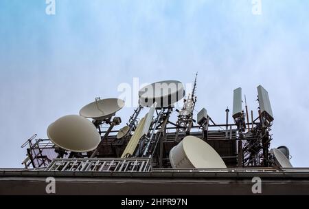 Viele Antennen Sender und Empfänger für Fernseher und Mobiltelefone, die Signale senden Stockfoto