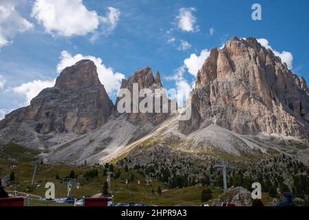 Fassatal - August: Herrliche Sommeransicht auf den Sellajoch und den Langkofel, die Dolomiten, Stockfoto