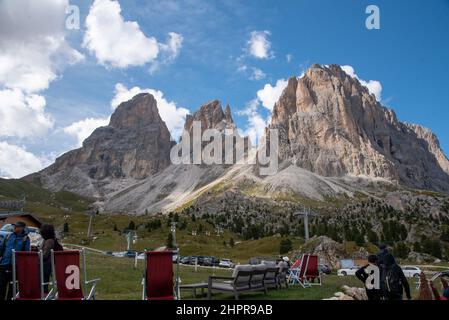 Fassatal - August: Herrliche Sommeransicht auf den Sellajoch und den Langkofel, die Dolomiten, Stockfoto