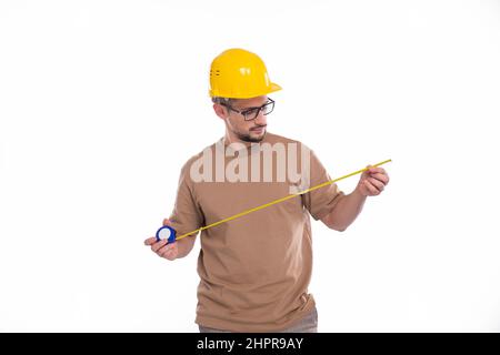 Bauarbeiter, Der Das Messband Isoliert Überprüft. Mann, Der Arbeitet Stockfoto