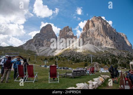 Fassatal - August: Herrliche Sommeransicht auf den Sellajoch und den Langkofel, die Dolomiten, Stockfoto