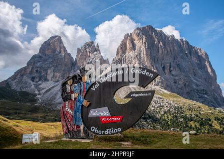 Fassatal - August: Herrliche Sommeransicht auf den Sellajoch und den Langkofel, die Dolomiten, Stockfoto