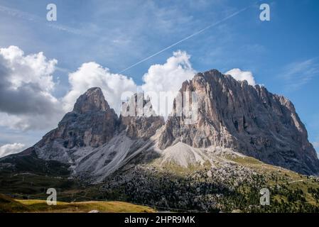 Fassatal - August: Herrliche Sommeransicht auf den Sellajoch und den Langkofel, die Dolomiten, Stockfoto