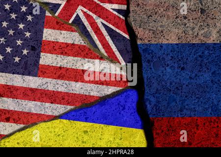 Konzeptuelles Bild: Einerseits die Flaggen Großbritanniens, der Vereinigten Staaten und der Ukraine, andererseits die Flagge Russlands als Symbol für CO Stockfoto