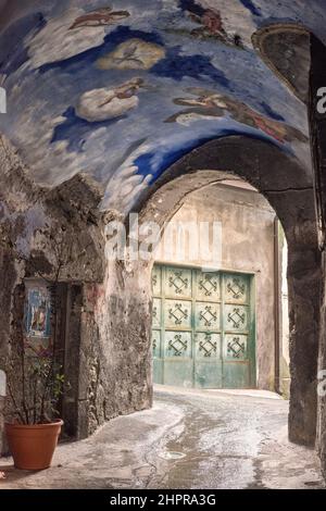 Ein Blick auf die engen Gassen in der Stadt Bronte, Sizilien, Italien Stockfoto