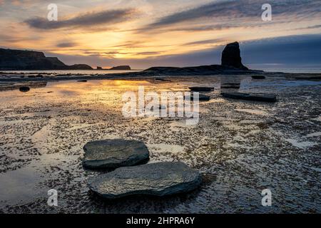 Sonnenuntergang in Saltwick Bay bei Whitby Stockfoto