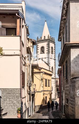 Ein Blick auf die engen Gassen in der Stadt Bronte, Sizilien, Italien Stockfoto